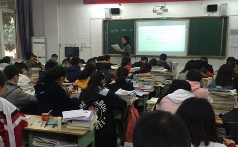 公務(wù)員和教師的收入差距有多大？看完你會(huì)報(bào)哪個(gè)